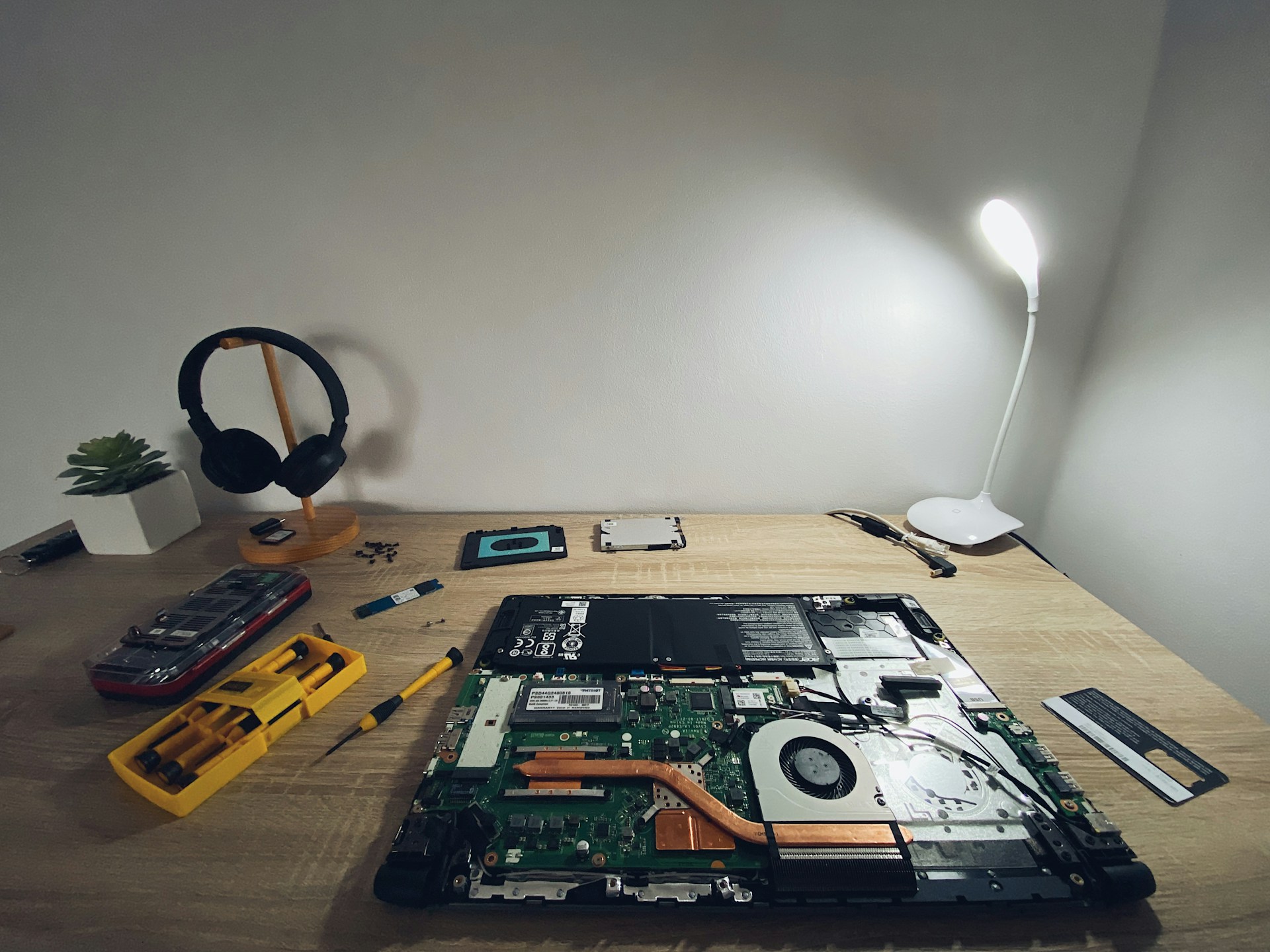 Dépannage informatique Etoy - IT-Solutions-Pro réparant un ordinateur